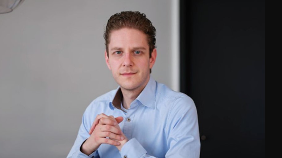 Alex de Vries-Gao headshot